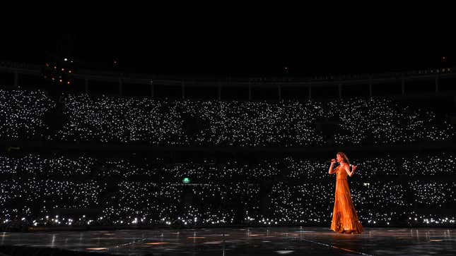 Ein Foto von Taylor Swift beim Singen in Argentinien. 
