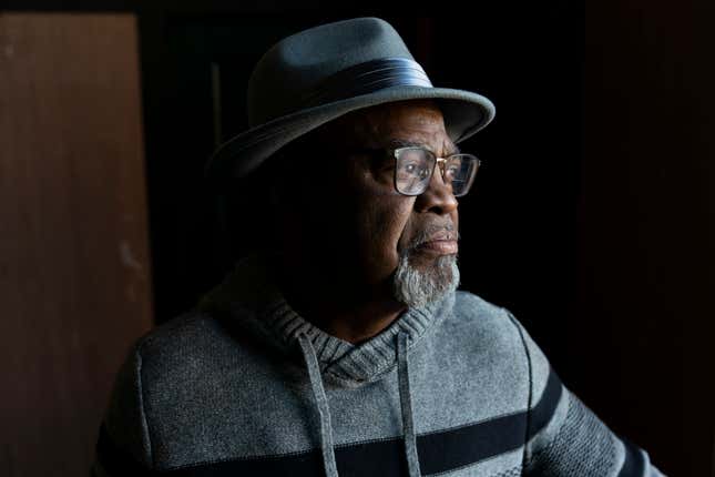 Glynn Simmons pose pour un portrait après l’audience au cours de laquelle la juge Amy Palumbo a décidé d’approuver sa revendication d’« innocence réelle » au palais de justice du comté d’Oklahoma à Oklahoma City, Oklahoma, le 19 décembre 2023.