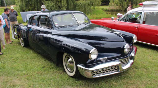 Un sedán Tucker 48 azul vals de 1948.