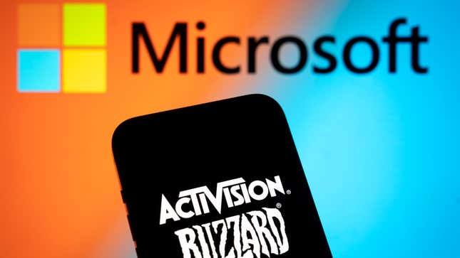 يتم وضع شعار Activision Blizzard فوق شعار Microsoft.