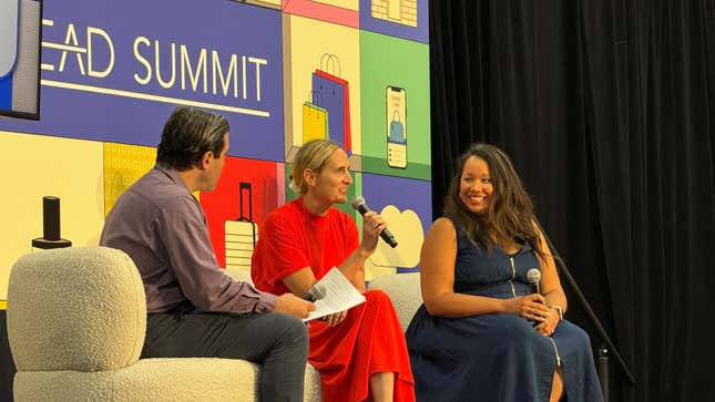 Cyntia Leo, (à droite), responsable du marketing de marque d’Urban Outfitters, Kate Archibald (au milieu), directrice marketing de Dash Hudson, pendant le Sommet de lead à  New York City le 11 juillet 2024. 