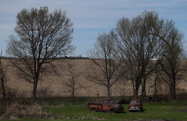 Verrostete Oldtimer stehen am 13. April 2015 neben einem leeren Maisfeld in Cumming, Iowa.