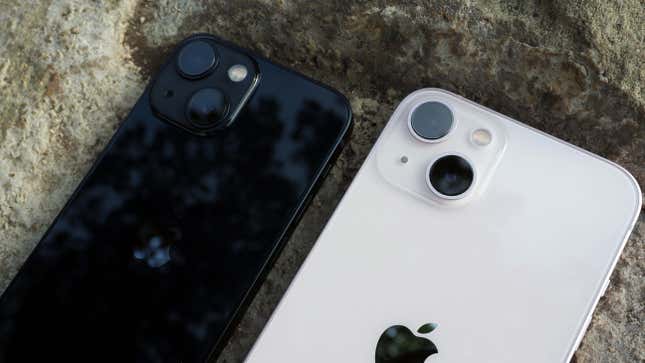 The cheaper iPhone 13 models (left: Mini, right: iPhone 13) have a dual-lens array now arranged diagonally.