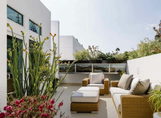 Image for article titled Take a Peek Inside Halle Berry&#39;s Malibu Mansion