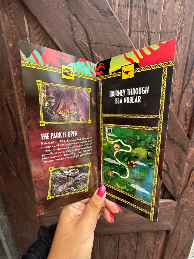 Image for article titled Behold the Throne of Photo Ops at the Jurassic Park SDCC Experience