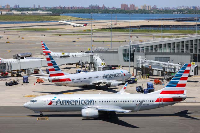 Boeing 737-Flugzeuge von American Airlines sind geparkt, während ein Mitsubishi CRJ-900LR-Passagierflugzeug von Delta Airlines am 24. Mai 2024 am LaGuardia Airport in Queens, New York, nach Buffalo (zurück) abhebt.