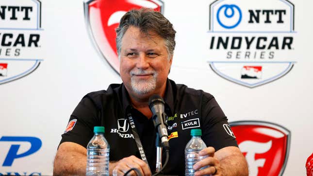 El propietario de IndyCar, Michael Andretti, asiste a una conferencia de prensa en el centro de prensa después de las calificaciones para el Gran Premio Firestone de San Petersburgo en marzo  4, 2023, en el Circuito de St. Petersburg en St. Petersburg, Florida.