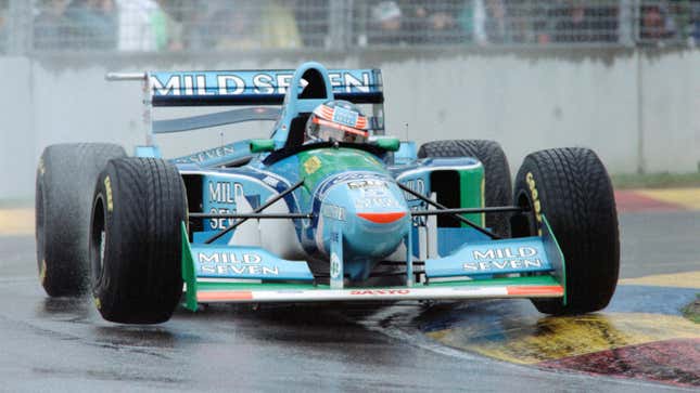 Der deutsche Fahrer Michael Schumacher manövriert seinen Benetton-Ford während des regennassen zweiten Qualifyings zum Großen Preis von Australien am 12. November 1994 in Adelaide durch eine Kurve.