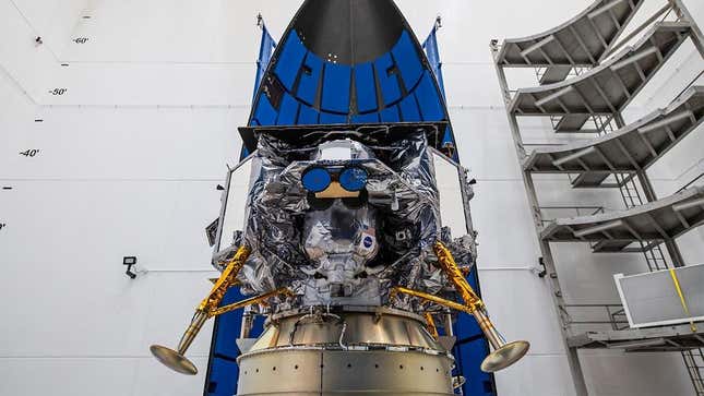El módulo de aterrizaje lunar Peregrine de Astrobotic se carga en el cohete Vulcan de ULA.