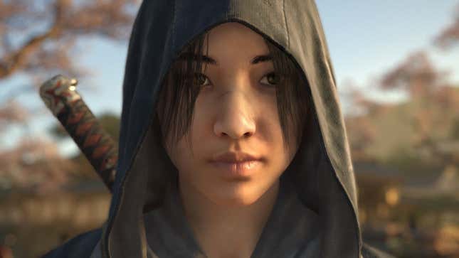 La protagonista femenina de Assassin’s Creed Shadows, Naoe, mira a la cámara con la capucha puesta.