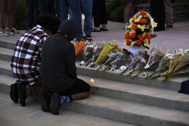 Les étudiants et les résidents commémorent ceux qui ont perdu la vie en déposant des fleurs près du lieu de la fusillade de masse au lycée Apalachee à Winder, en Géorgie, aux États-Unis, le 4 septembre 2024.