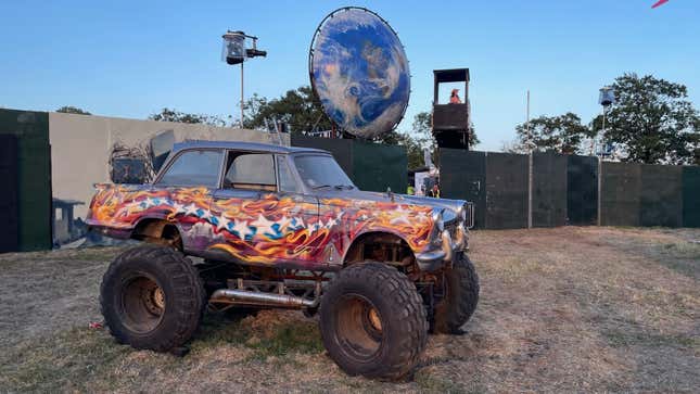 Une photo d’un camion monstre coloré au Glastonbury Festival. 