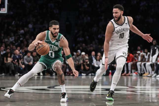 13. Februar 2024;  Brooklyn, New York, USA;  Boston Celtics-Stürmer Jayson Tatum (0) will im zweiten Viertel im Barclays Center an Brooklyn Nets-Wächter Ben Simmons (10) vorbeifahren.