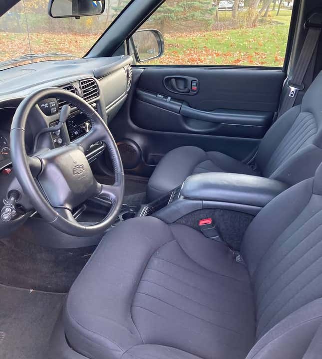 Image for article titled At $5,500, Could You See Blazing Some New Trails In This 2004 Chevy Blazer?