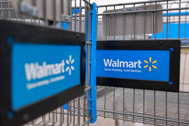 Primer plano del frente de dos carritos de compras con el logotipo de Walmart