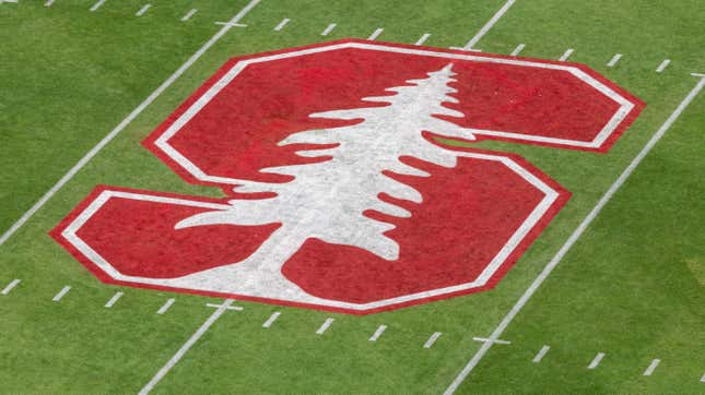 Eine  Draufsicht auf das Stanford Cardinal Tree -Logo auf dem Spielfeld vor einem ACC Footballspiel zwischen den Stanford Cardinal und den Virginia Tech Hokies am 5. Oktober 2024 im Stanford Stadium in Palo Alto, Kalifornien