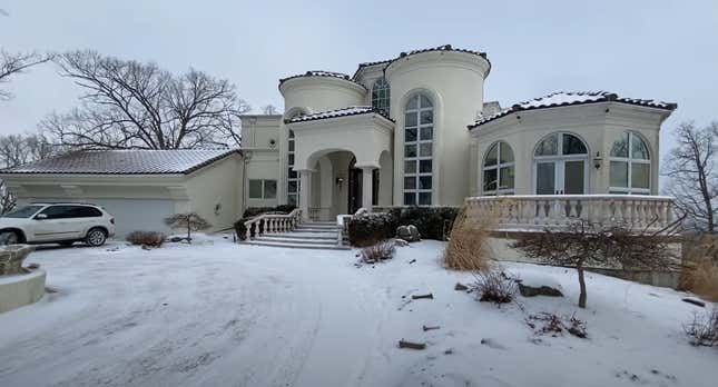 Image for article titled Inside Nelly&#39;s Abandoned, Mysterious Missouri Mansion