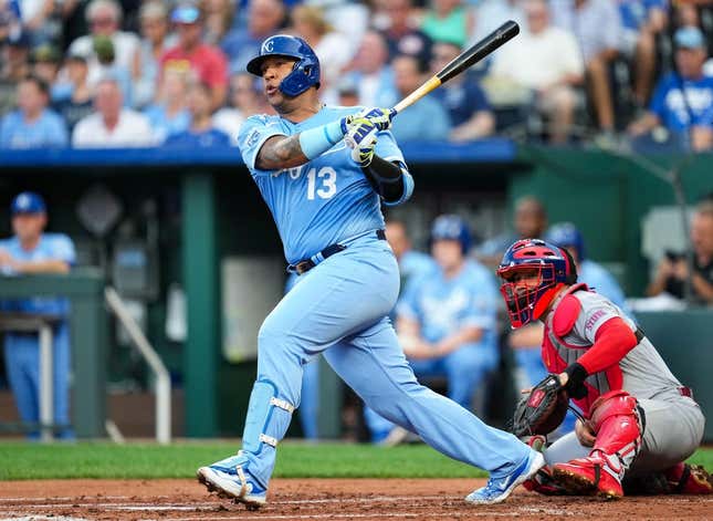Perez enjoys big night as the Royals hammer struggling Wainwright in 12-8  win over the Cardinals