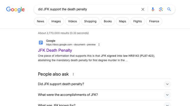 Una captura de pantalla de los resultados de la Búsqueda de Google para "¿Apoyó JFK la pena de muerte?" mostrando el documento de Google infractor