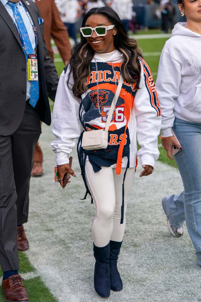 La gymnaste olympique Simone Biles marche sur la ligne de touche avant le match entre les Patriots de la Nouvelle-Angleterre et les Bears de Chicago au Soldier Field le 10 novembre 2024.