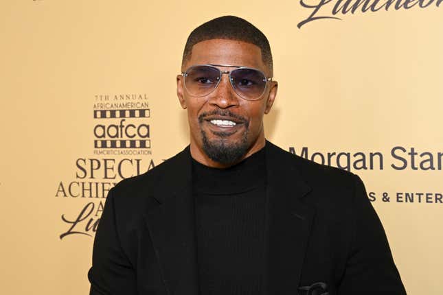 Bild für Artikel mit dem Titel Jamie Foxx erhebt Anklage. Wie wurde Jamie Foxx‘ Geburtstag ruiniert? In den sozialen Medien wird Jamie Foxx als verflucht angesehen. Jamie Foxx spricht über Diddy-Verschwörungen und mehr. Neuigkeiten zu Jamie Foxx