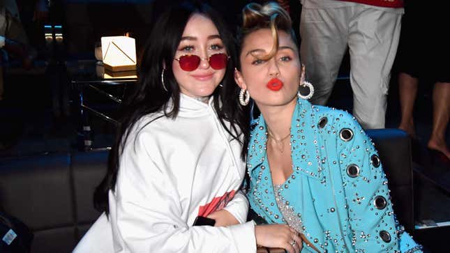 Noah Cyrus Is Seemingly Mad at Miley Cyrus, and Maybe Even Joe Rogan?