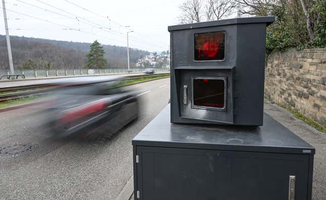 08. März 2024, Baden-Württemberg, Stuttgart: Auf einer Zufahrtsstraße zur Stuttgarter Innenstadt fährt ein Auto an einem Radargerät vorbei. (Wischeffekt aufgrund langer Belichtungszeit) Foto: Bernd Weißbrod/dpa 