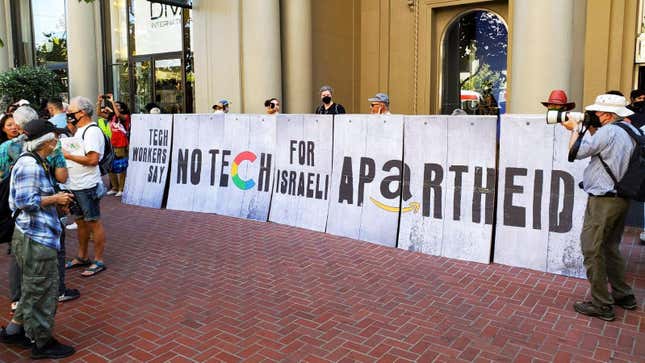 Mitarbeiter von Alphabet Inc., seiner Google-Tochter sowie Mitglieder jüdischer und palästinensischer Organisationen veranstalten eine Demonstration mit dem Titel „Tech-Arbeiter sagen Nein zu Technologie für die israelische Apartheid“, um gegen die Cloud-Computing-Arbeit von Google und Amazon für die israelische Regierung zu protestieren.