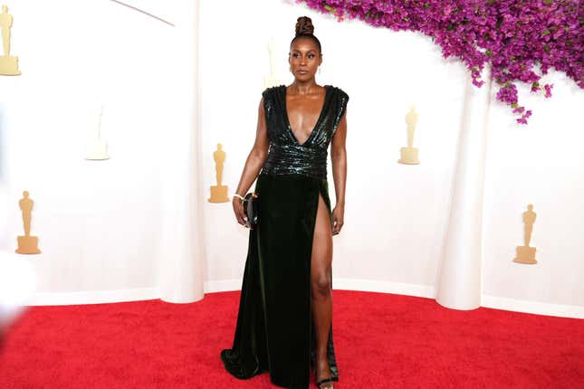  Issa Rae assiste à la 96e cérémonie annuelle des Oscars le 10 mars 2024 à Hollywood, en Californie.