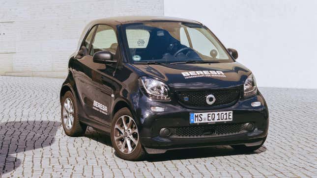 Ein schwarzer Smart Fortwo