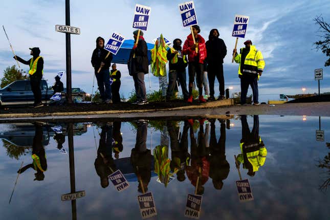 Des membres des United AutoWorkers brandissent des pancartes de protestation devant l’usine de camions de Ford Motor Co dans le Kentucky. Des milliers de travailleurs de l’automobile se sont mis en grève contre l’usine.  en octobre 2023.