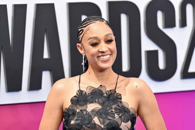 Bild für Artikel mit dem Titel Black Twitter reagiert auf die Erklärung von Tia Mowry, dass sie nach „meinem Prinzen Harry sucht und … Herr!