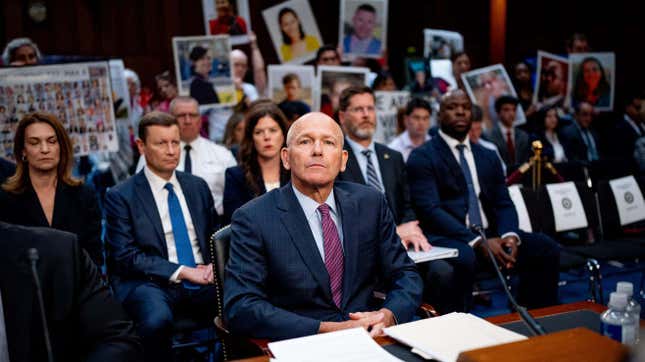 Boeing-CEO Dave Calhoun trifft ein, als Familienangehörige der bei den Abstürzen von Ethiopian Airlines-Flug 302 und Lion Air-Flug 610 Todesopfer am 18. Juni 2024 auf dem Capitol Hill in Washington, DC, vor einer Anhörung des Unterausschusses für Innere Sicherheit und Regierungsangelegenheiten des Senats zu Boeings fehlerhafter Sicherheitskultur Fotos ihrer Angehörigen hochhalten.