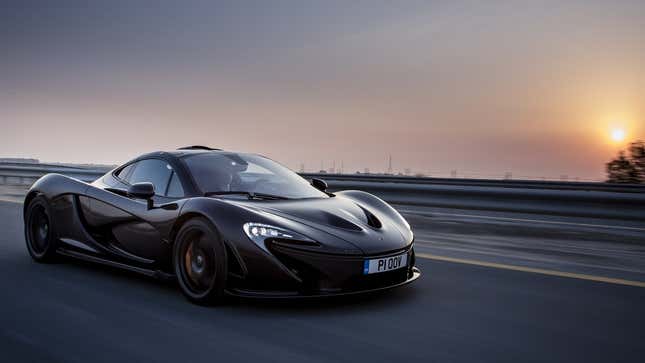 Ein Foto eines schwarzen Supersportwagens McLaren P1. 