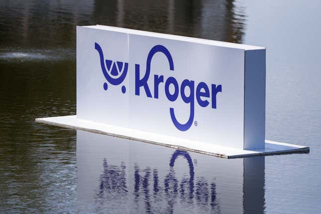 Logo Kroger sur un panneau blanc au milieu de l’eau