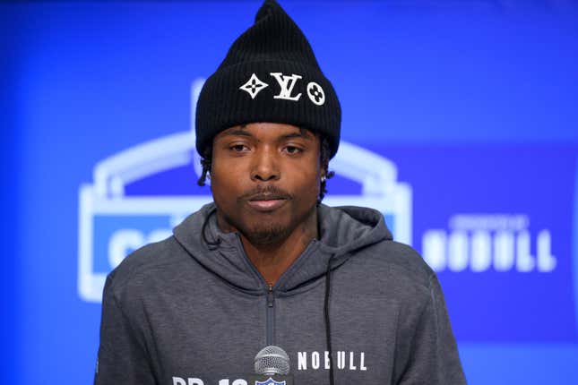 Oregons Defensive Back Khyree Jackson beantwortet Fragen der Medien während des NFL Scouting Combine am 29. Februar 2024 im Indiana Convention Center in Indianapolis, Indiana.