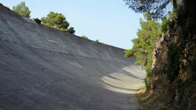 Image for article titled The Banked Oval That Once Hosted the Spanish Grand Prix