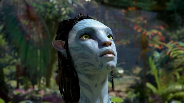 Ein Na'vi in ​​Avatar: Frontiers of Pandora schaut nach oben, vermutlich in den Himmel über ihnen.