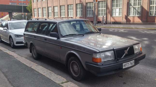 Una camioneta Volvo 240 de 1992