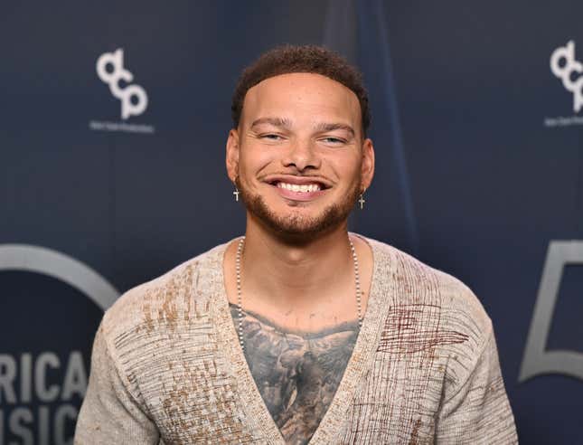 Kane Brown kommt zum 50. Jubiläum der American Music Awards in den LA Center Studios in Los Angeles, Kalifornien.