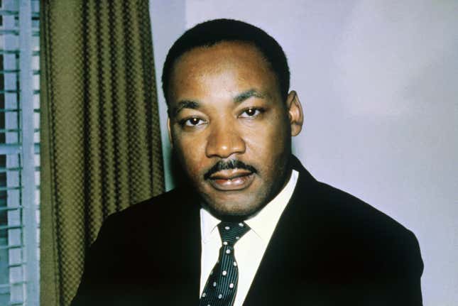 Nahaufnahme von Reverend Dr. Martin Luther King, Jr., der auf diesem Foto allein mit Kopf und Schultern zu sehen ist.