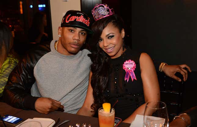 Les artistes d’enregistrement Nelly et Ashanti lors du dîner d’anniversaire surprise d’Ashanti organisé par Nelly au STK le 13 octobre 2012 à Atlanta, en Géorgie.