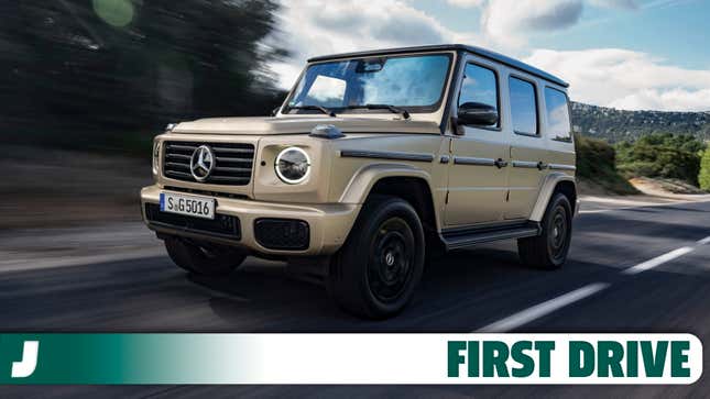 Frontansicht 3/4 eines mattgoldenen Mercedes-Benz G550 von 2025