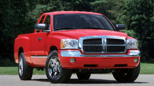 Une photo d’une camionnette Dodge Dakota rouge. 