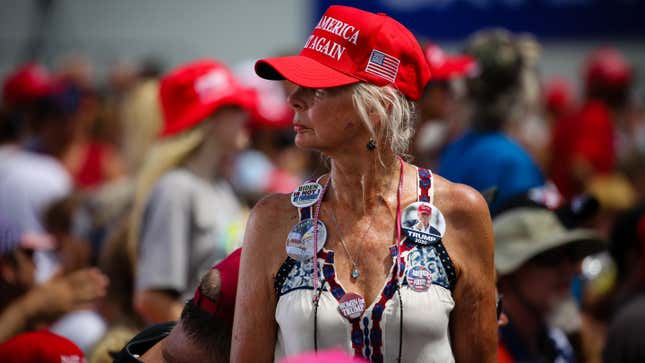 SARASOTA, Floride - 3 JUILLET : Une femme porte un chapeau « Make America Great Again » lors d’un rassemblement organisé par l’ancien président américain Donald Trump le 3 juillet 2021 à Sarasota, en Floride. Co-parrainé par le Parti républicain de Floride, le rassemblement marque le soutien continu de Trump au programme MAGA et aux réalisations de son administration.