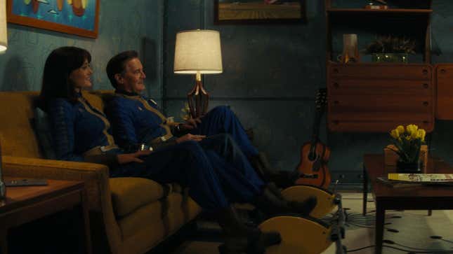 لوسي (إيلا بورنيل) وهانك (كايل ماكلاشلان) في فيلم Fallout.