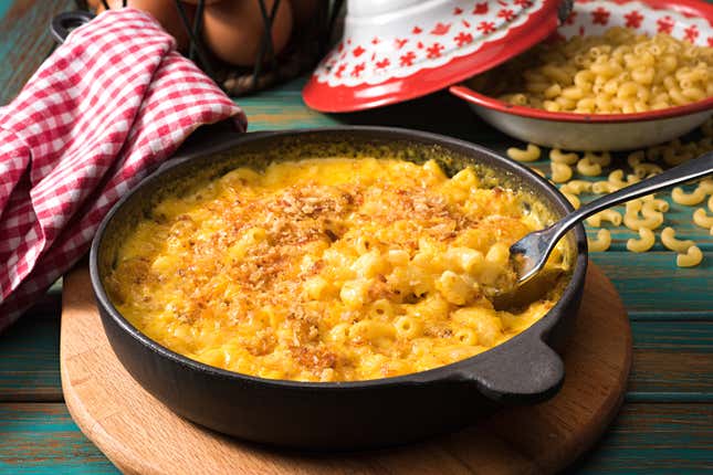 Image for article titled 5 Reasons Rihanna&#39;s Mac and Cheese Recipe Gets the Side Eye