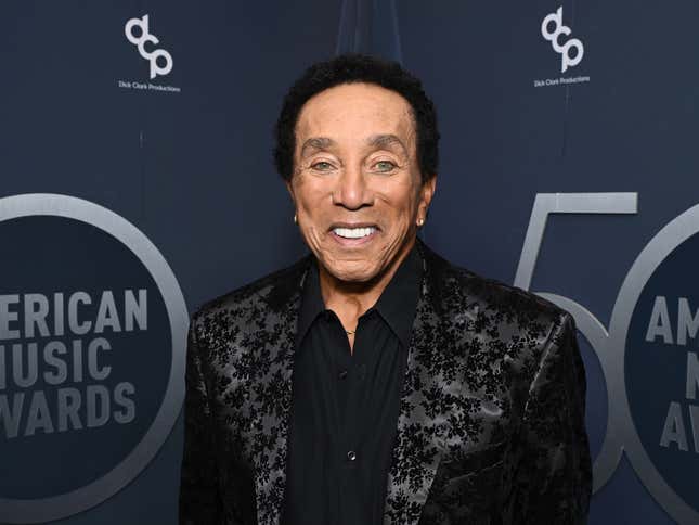 Smokey Robinson kommt zum 50. Jubiläums-Special der American Music Awards in den LA Center Studios in Los Angeles, Kalifornien.