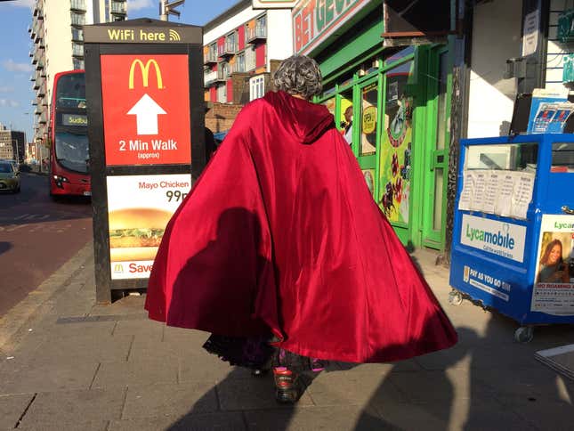 Image for article titled A street photographer’s poignant snapshots capture the humans of London