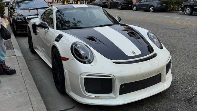 Frontansicht 3/4 eines weißen Porsche 911 GT2 RS